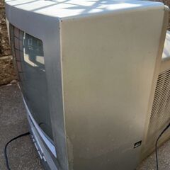 1999年製のレトロなテレビデオの画像