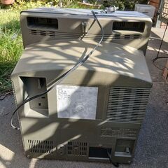 1999年製のレトロなテレビデオの画像