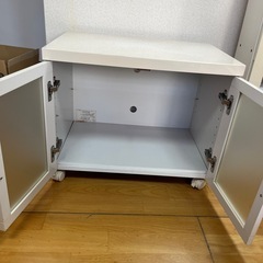 キャスター付き　テレビ台の画像