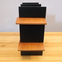 未使用品◆ACTUS(アクタス)取り扱い、Modulus(モデュラス)SoundWave(サウンドウェイブ)ディスプレイラックです。縦置きでも横置きでも使用できる波型の棚板がユニークな飾り棚。の画像