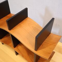 未使用品◆ACTUS(アクタス)取り扱い、Modulus(モデュラス)SoundWave(サウンドウェイブ)ディスプレイラックです。縦置きでも横置きでも使用できる波型の棚板がユニークな飾り棚。の画像