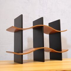 未使用品◆ACTUS(アクタス)取り扱い、Modulus(モデュラス)SoundWave(サウンドウェイブ)ディスプレイラックです。縦置きでも横置きでも使用できる波型の棚板がユニークな飾り棚。の画像