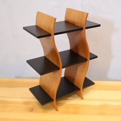 未使用品◆ACTUS(アクタス)取り扱い、Modulus(モデュラス)SoundWave(サウンドウェイブ)ディスプレイラックです。縦置きでも横置きでも使用できる波型の棚板がユニークな飾り棚。の画像