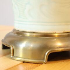 DREXEL HERITAGE JAPAN(ドレクセルヘリテイジジャパン)のヴィンテージ テーブルランプです。龍が空を舞う姿が描かれた陶器製のベースは落ち着きのある上品な印象を与えてくれます。の画像