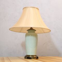 DREXEL HERITAGE JAPAN(ドレクセルヘリテイジジャパン)のヴィンテージ テーブルランプです。龍が空を舞う姿が描かれた陶器製のベースは落ち着きのある上品な印象を与えてくれます。の画像