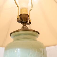 DREXEL HERITAGE JAPAN(ドレクセルヘリテイジジャパン)のヴィンテージ テーブルランプです。龍が空を舞う姿が描かれた陶器製のベースは落ち着きのある上品な印象を与えてくれます。の画像