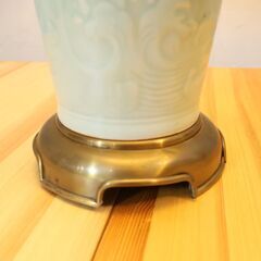 DREXEL HERITAGE JAPAN(ドレクセルヘリテイジジャパン)のヴィンテージ テーブルランプです。龍が空を舞う姿が描かれた陶器製のベースは落ち着きのある上品な印象を与えてくれます。の画像