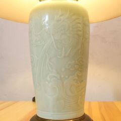 DREXEL HERITAGE JAPAN(ドレクセルヘリテイジジャパン)のヴィンテージ テーブルランプです。龍が空を舞う姿が描かれた陶器製のベースは落ち着きのある上品な印象を与えてくれます。の画像