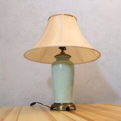 DREXEL HERITAGE JAPAN(ドレクセルヘリテイジジャパン)のヴィンテージ テーブルランプです。龍が空を舞う姿が描かれた陶器製のベースは落ち着きのある上品な印象を与えてくれます。の画像