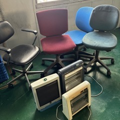 ヒーター3台と椅子4脚の画像