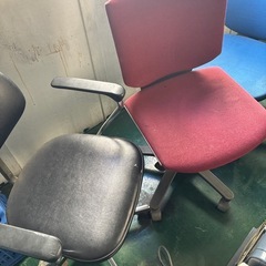 ヒーター3台と椅子4脚の画像