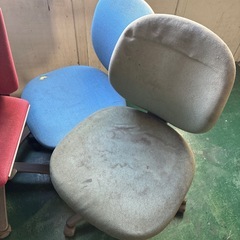 ヒーター3台と椅子4脚の画像