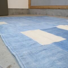CRASHGATE(クラッシュゲート)のデニムパッチラグ。コットンで織りあげたブルーカラーの生地を異なるトーンでランダムにつなぎ合わせたユニークなデザイン。西海岸やヴィンテージテイストに◎/RugRuの画像