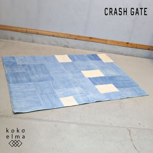 CRASHGATE(クラッシュゲート)のデニムパッチラグ。コットンで織りあげたブルーカラーの生地を異なるトーンでランダムにつなぎ合わせたユニークなデザイン。西海岸やヴィンテージテイストに◎/RugRu