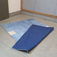 CRASHGATE(クラッシュゲート)のデニムパッチラグ。コットンで織りあげたブルーカラーの生地を異なるトーンでランダムにつなぎ合わせたユニークなデザイン。西海岸やヴィンテージテイストに◎/RugRuの画像