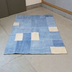 CRASHGATE(クラッシュゲート)のデニムパッチラグ。コットンで織りあげたブルーカラーの生地を異なるトーンでランダムにつなぎ合わせたユニークなデザイン。西海岸やヴィンテージテイストに◎/RugRuの画像