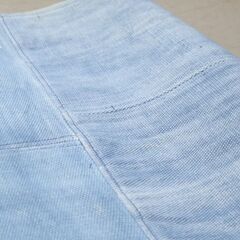CRASHGATE(クラッシュゲート)のデニムパッチラグ。コットンで織りあげたブルーカラーの生地を異なるトーンでランダムにつなぎ合わせたユニークなデザイン。西海岸やヴィンテージテイストに◎/RugRuの画像