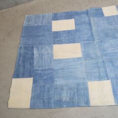 CRASHGATE(クラッシュゲート)のデニムパッチラグ。コットンで織りあげたブルーカラーの生地を異なるトーンでランダムにつなぎ合わせたユニークなデザイン。西海岸やヴィンテージテイストに◎/RugRuの画像