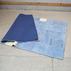 CRASHGATE(クラッシュゲート)のデニムパッチラグ。コットンで織りあげたブルーカラーの生地を異なるトーンでランダムにつなぎ合わせたユニークなデザイン。西海岸やヴィンテージテイストに◎/RugRuの画像