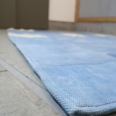 CRASHGATE(クラッシュゲート)のデニムパッチラグ。コットンで織りあげたブルーカラーの生地を異なるトーンでランダムにつなぎ合わせたユニークなデザイン。西海岸やヴィンテージテイストに◎/RugRuの画像