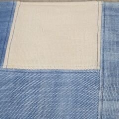 CRASHGATE(クラッシュゲート)のデニムパッチラグ。コットンで織りあげたブルーカラーの生地を異なるトーンでランダムにつなぎ合わせたユニークなデザイン。西海岸やヴィンテージテイストに◎/RugRuの画像