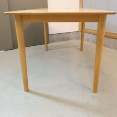 Re:CENO(リセノ)天然木アルダー材を使用したADAL(アダル)ダイニングテーブルです。柔らかな優しい質感が魅力の木製食卓テーブル。北欧スタイルやカフェ風のインテリアコーディネートにピッタリ。の画像