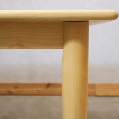 Re:CENO(リセノ)天然木アルダー材を使用したADAL(アダル)ダイニングテーブルです。柔らかな優しい質感が魅力の木製食卓テーブル。北欧スタイルやカフェ風のインテリアコーディネートにピッタリ。の画像