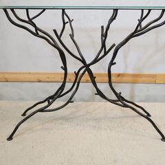 Atelier Junko(アトリエジュンコ)のコンソール ブランチアーム ガラストップ付。木の枝のような自然の造形美を模したアイアンフレームと透明なガラス天板が魅力のホールテーブル。の画像