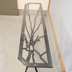 Atelier Junko(アトリエジュンコ)のコンソール ブランチアーム ガラストップ付。木の枝のような自然の造形美を模したアイアンフレームと透明なガラス天板が魅力のホールテーブル。の画像