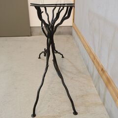 Atelier Junko(アトリエジュンコ)のコンソール ブランチアーム ガラストップ付。木の枝のような自然の造形美を模したアイアンフレームと透明なガラス天板が魅力のホールテーブル。の画像