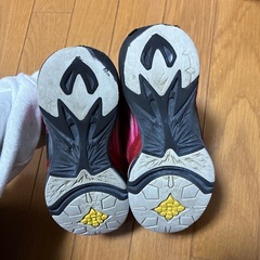 赤　スニーカー　18センチの画像