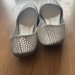 シンプル　ラメ　シルバー　穴あき　ぱんぷパンプスの画像