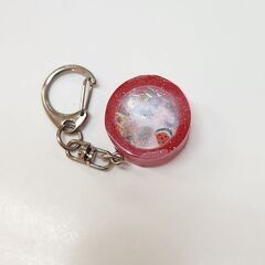 ハンドメイド レジンチャーム 丸型 赤 星 ラメ入り キーホルダーの画像