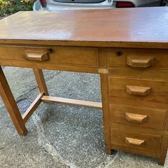 小ぶりな机の画像