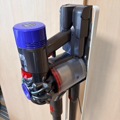 Dyson V7 Slim コードレス掃除機 スタンド付きの画像