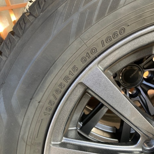 美品　30系50系
プリウス　195/65R/15　スタッドレスタイヤ　アルミ付き