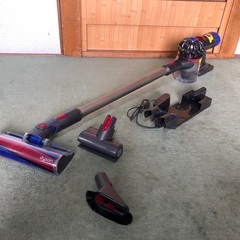Dyson V8  バッテリー交換前提品   壁取付充電スタンド付  モーターヘッド2台＋ブラシ  只今フリー案件の画像