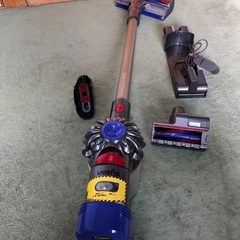 Dyson V8  バッテリー交換前提品   壁取付充電スタンド付  モーターヘッド2台＋ブラシ  只今フリー案件の画像
