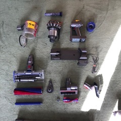 Dyson V8  バッテリー交換前提品   壁取付充電スタンド付  モーターヘッド2台＋ブラシ  只今フリー案件の画像