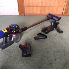 Dyson V8  バッテリー交換前提品   壁取付充電スタンド付  モーターヘッド2台＋ブラシ  只今フリー案件の画像