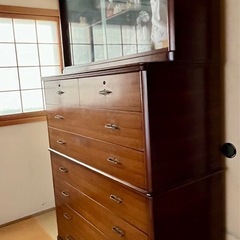 飾り棚付きタンス(昭和レトロ)の画像