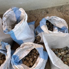 庭石　砂利の画像