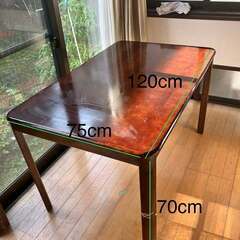 ダイニングテーブルの画像