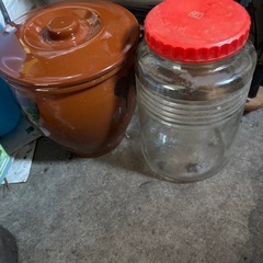 梅干を付ける瓶と梅酒などつけるびんの画像