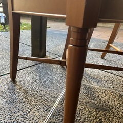 イタリアの食堂にある椅子2脚の画像