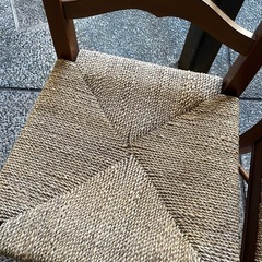 イタリアの食堂にある椅子2脚の画像