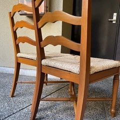 イタリアの食堂にある椅子2脚の画像