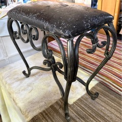 スツール 玄関 椅子 ベンチ スリム コンパクト 合皮 レザー 猫脚 クッション アイアンのスリムなスクエアスツールの画像