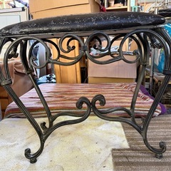 スツール 玄関 椅子 ベンチ スリム コンパクト 合皮 レザー 猫脚 クッション アイアンのスリムなスクエアスツールの画像