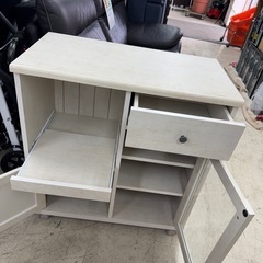 🌻ビッグワンセール開催予告🌻【キャスター付き食器棚】　111円の画像